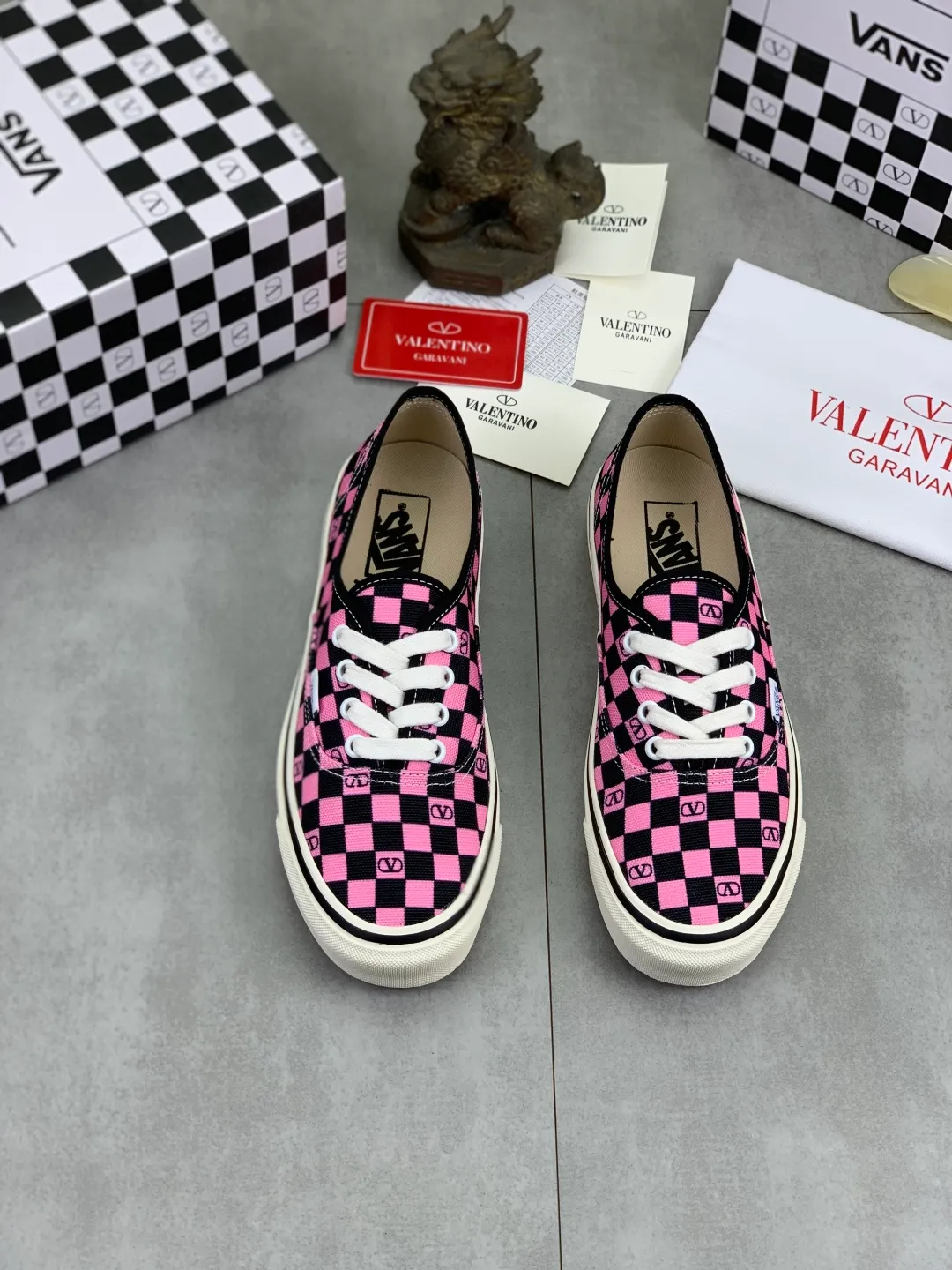 Men's shoes 💰P460 New Valentino❌Wans co-branded Valentino and Vans release new co-branded sneakers, integrating Valentino's Italian high-definition aesthetics and Vans's free and authentic spirit, giving classic shoes a personality that spans the ages. Many stars - Jolin Tsai. Yang Zi. Liu Wen. Ma Baiquan. Choi Soobin. freen. Song Zuer. JJ Lin. zel. Cecilia Cheung. shark. Xin Yunlai...Same style. Female model: 35-42 (41.42 is custom-made and non-refundable) Men's model: 39-46 (45.46 is custom-made and non-refundable)